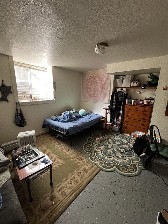 Building Photo - Nice 4 Bed 1 Bath close to UWEC and Water St! Available June 1st