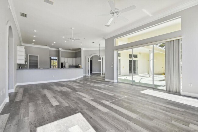 Building Photo - 6644 Country Club Rd