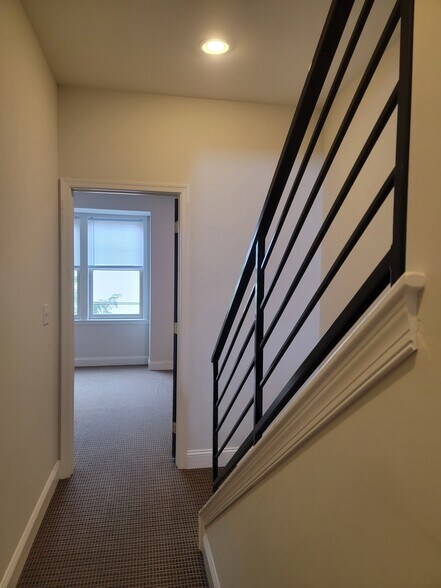 Building Photo - 1237 N 31st St