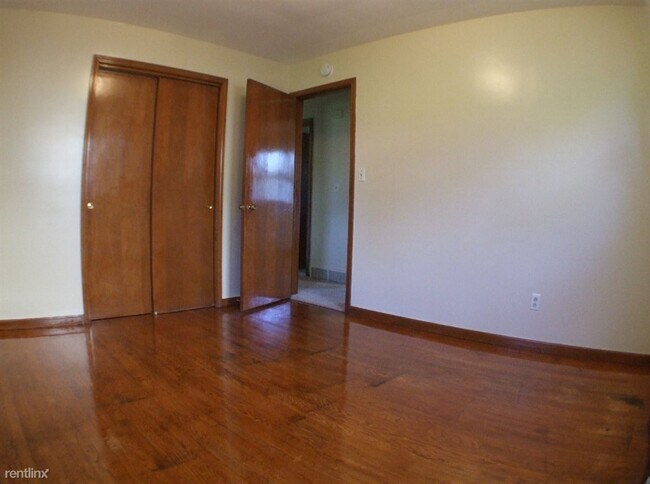 Building Photo - 2 br, 1 bath Duplex - 1985 52nd St SE