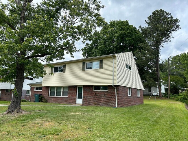 Building Photo - Spacious 4BR + Bonus Room – Available May 10! Regency Area!