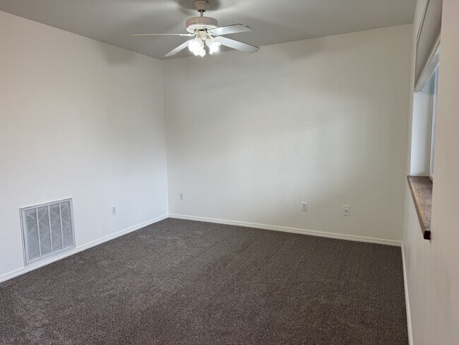 Building Photo - 210 Show PlaceUnit C