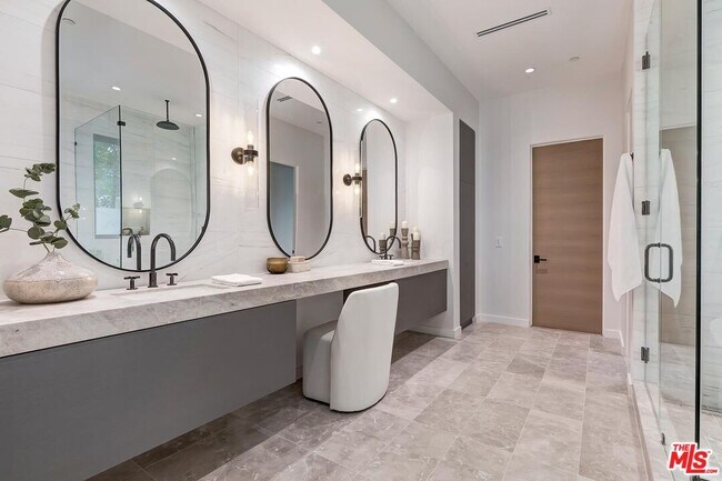 Building Photo - 16879 Mooncrest Dr