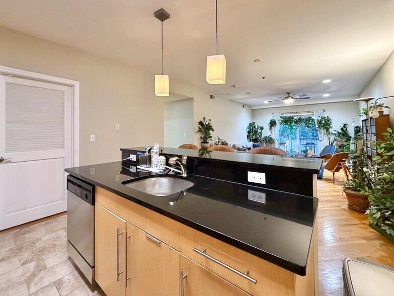 Building Photo - 83 Monroe St