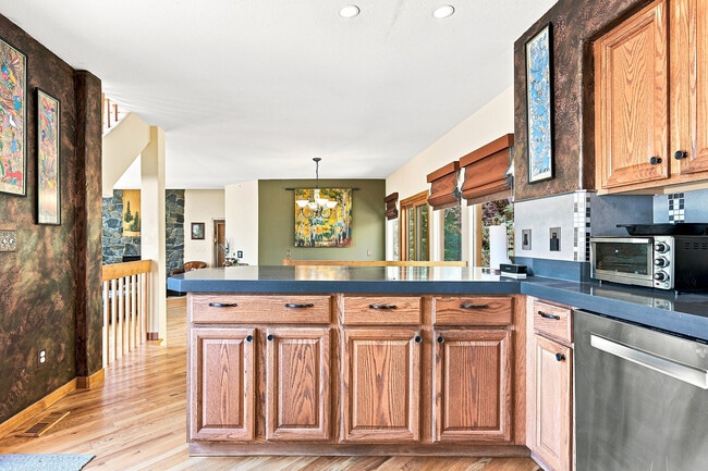 Building Photo - 551 Aspen Dr