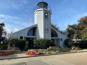Building Photo - Sunny Townhouse in Lighthouse Cove