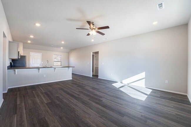 Building Photo - Beautiful Home!