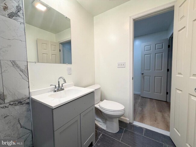 Building Photo - 10 S Meadow Ct