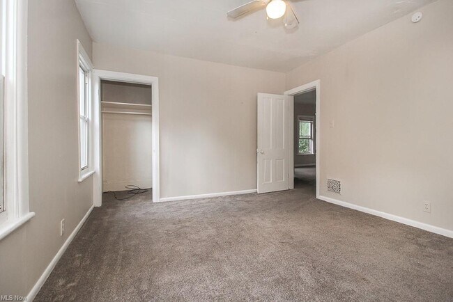 Building Photo - 653 Allyn St