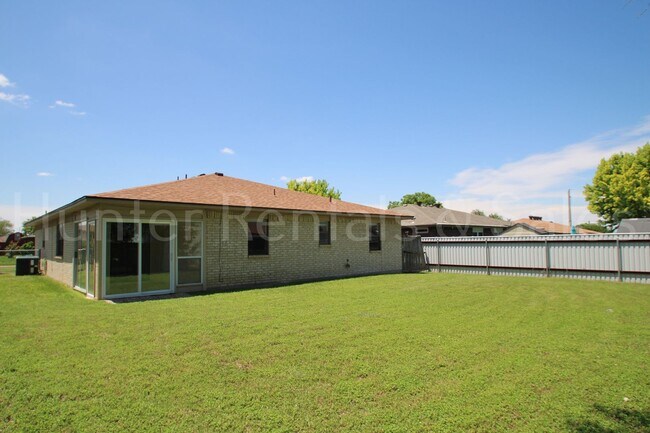 Building Photo - 2804 Derby Dr