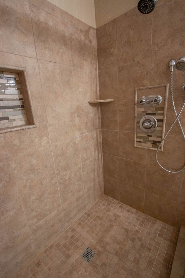 Building Photo - SPECTACULAR 2BED/2BATH CONDO IN HENDERSON!