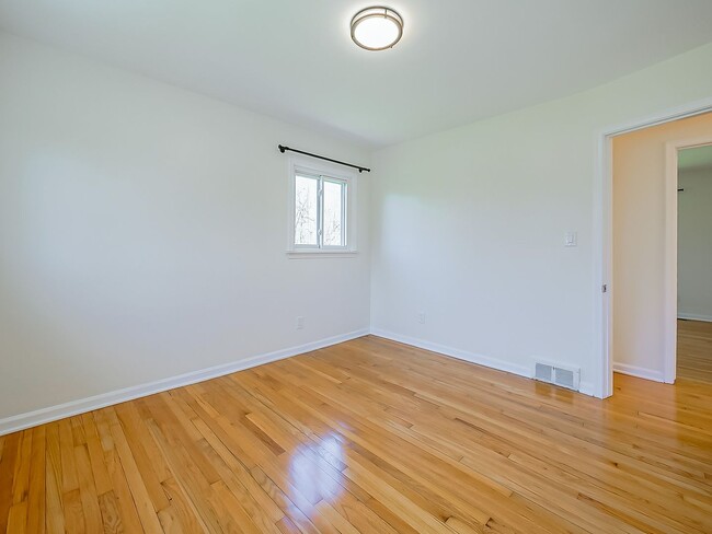 Building Photo - Spacious 3BR Home with Expansive 1-Acre Lot!