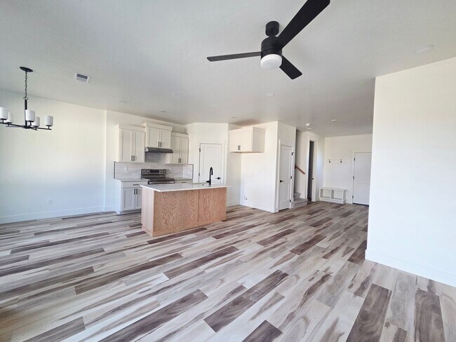 Building Photo - 560 Desert Rose Ave