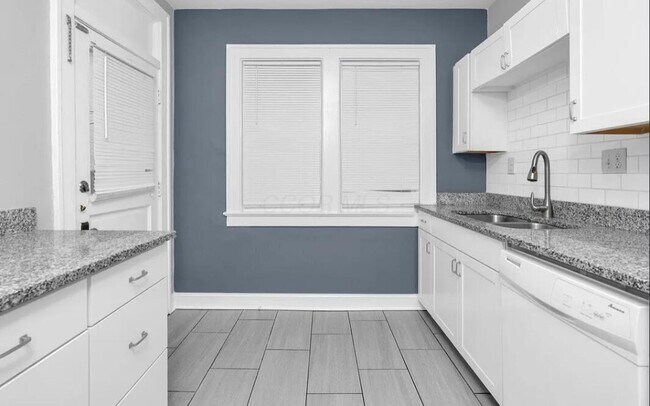 Building Photo - 1479 Bryden Rd