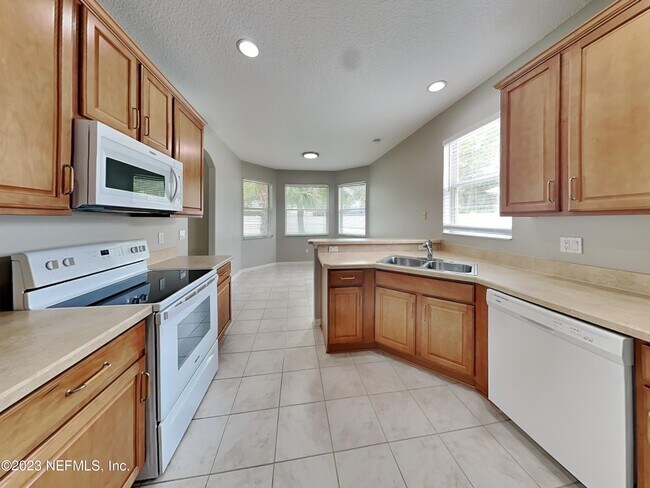 Building Photo - 24 Royal Palm Ln
