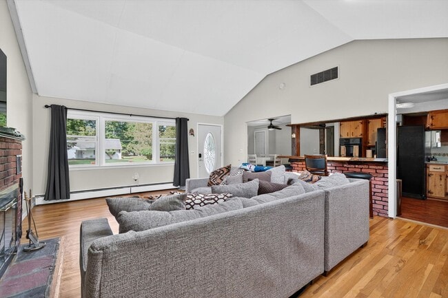 Building Photo - Spacious 4 BR/2BA home corner-lot in Warwi...