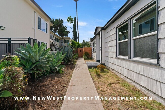 Building Photo - Recently Renovated University Heights 2 Bed 1 Bath with 2 off-street parking spaces! Pet OK!