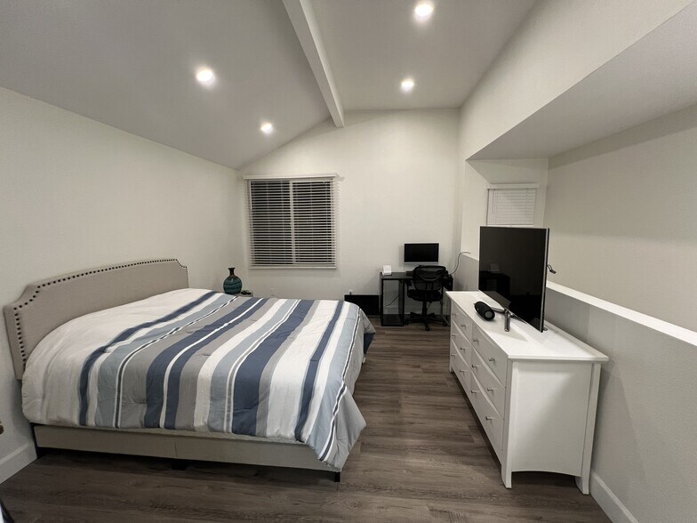 Building Photo - 355 N Maple St