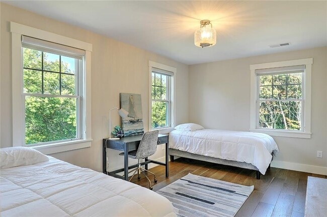 Building Photo - 137 Rosebriar Ave