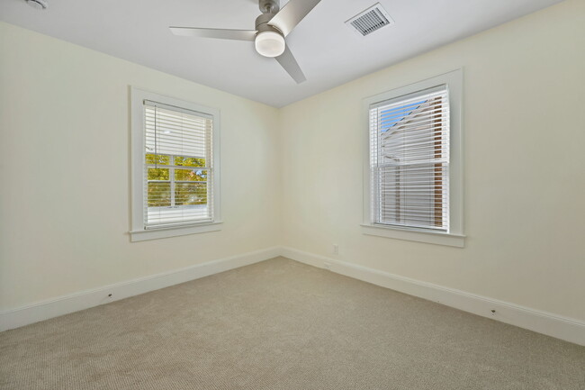 Building Photo - 158 Henry St