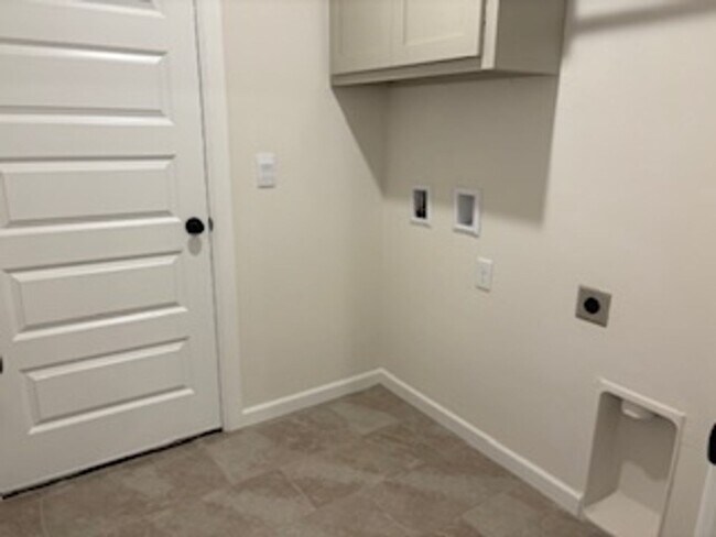 Building Photo - New Home! 1st month free!