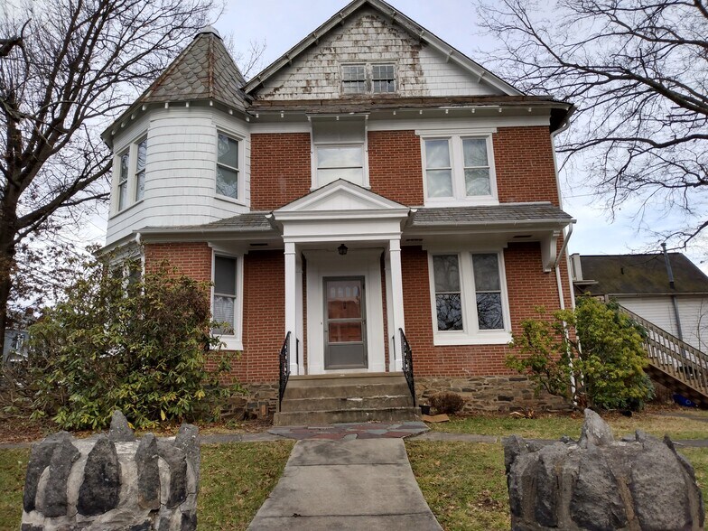 Front - 417 W Walnut St