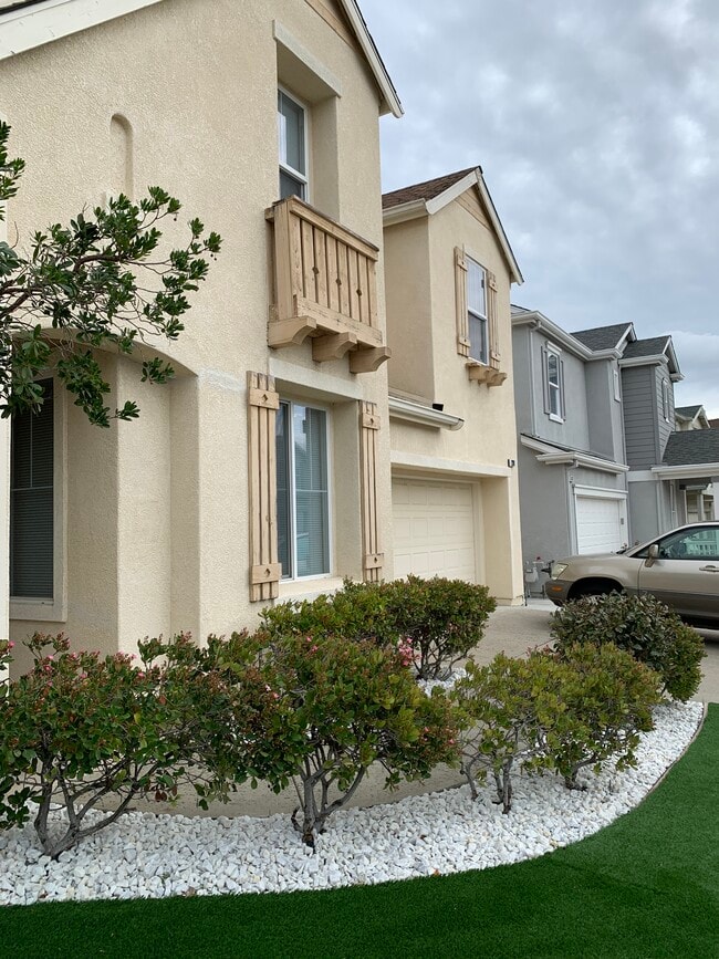 Building Photo - 2201 S Donovan Way