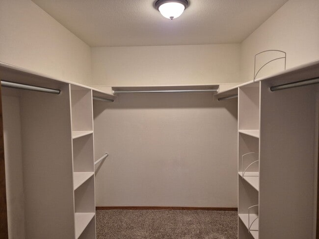 Building Photo - Spacious 3 bed/2 bath home in desired neig...