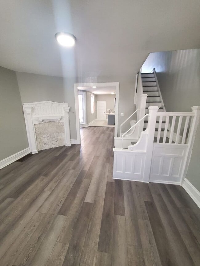 Building Photo - Stunning three bedroom in super convenient part of West Philly