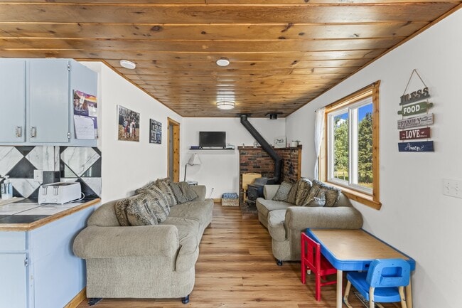 Building Photo - 215 Will Scarlet Dr