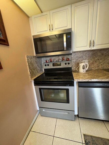 Building Photo - 202 Greenbrier C