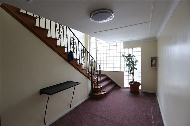Building Photo - 2 br, 1 bath  - Palmer Park Plaza