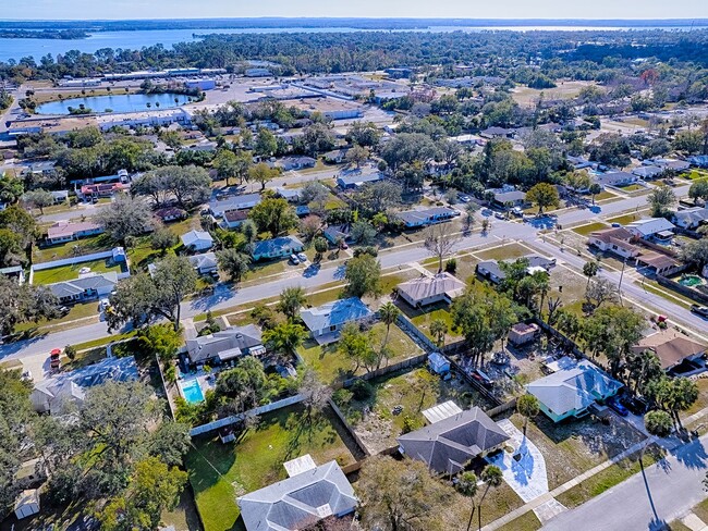 Building Photo - 2 bedroom 2 bath renovated gem in Mount Dora