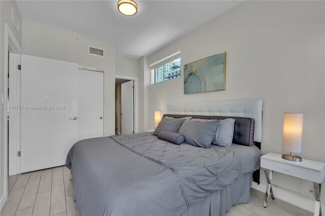 Building Photo - 321 NE 26th St