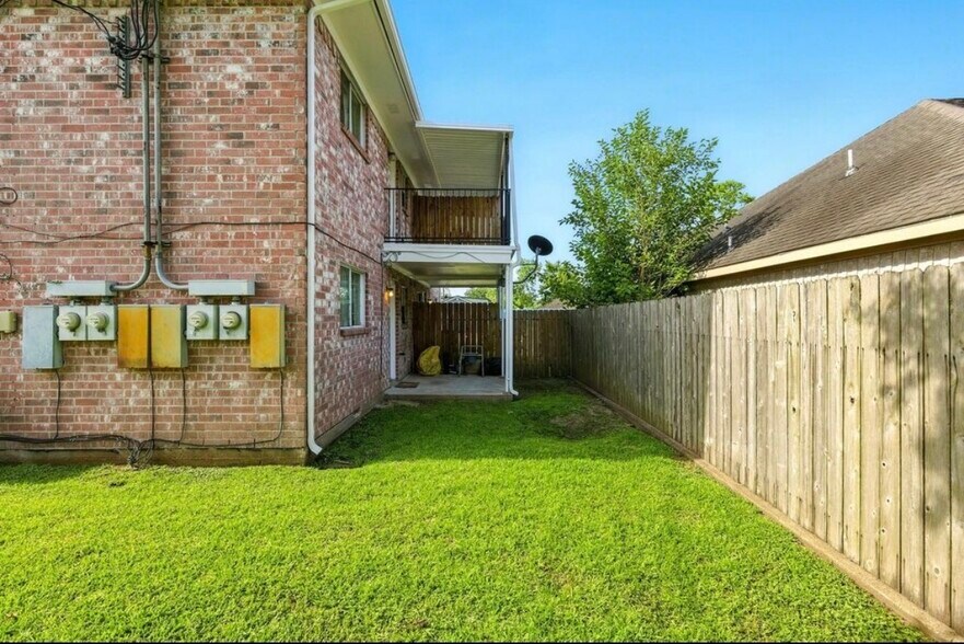 Building Photo - 9641 Hollock St