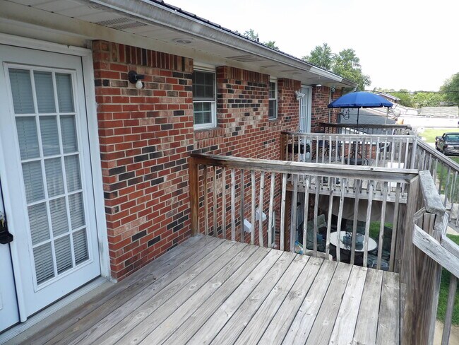 Building Photo - 204 Landings Dr