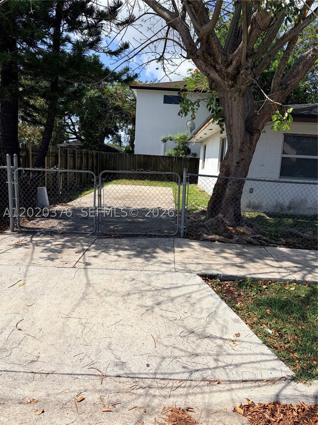 Building Photo - 1329 NW 6th Ave