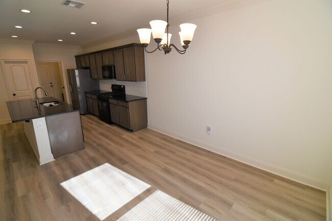 Building Photo - Trendy, 3 bedroom, 2 bath home in coveted Kenilworth Crossing Community near LSU