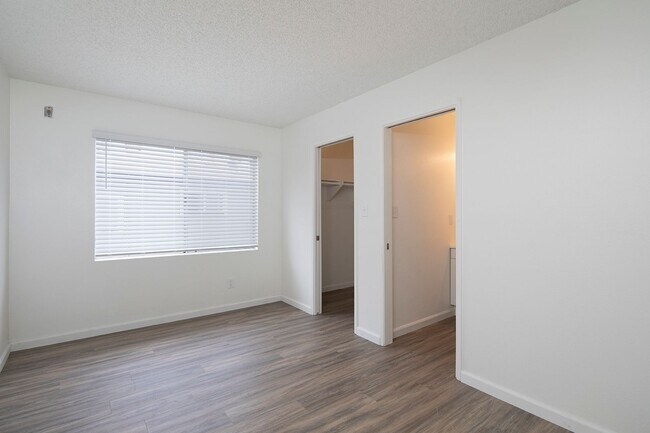 Building Photo - Gorgeous 2BR in Hillcrest with 2 Parking S...