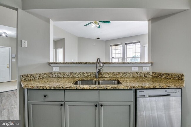 Building Photo - 8202 Blue Heron Dr