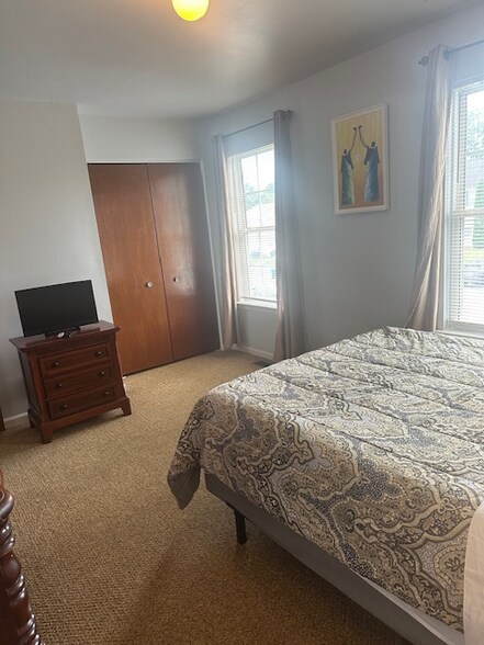 Building Photo - 252 Douglas St