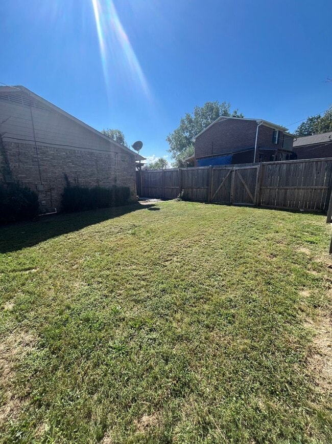 Building Photo - For Lease - 2 Bed, 2 Bath, 929sqft Unit in Hermitage!