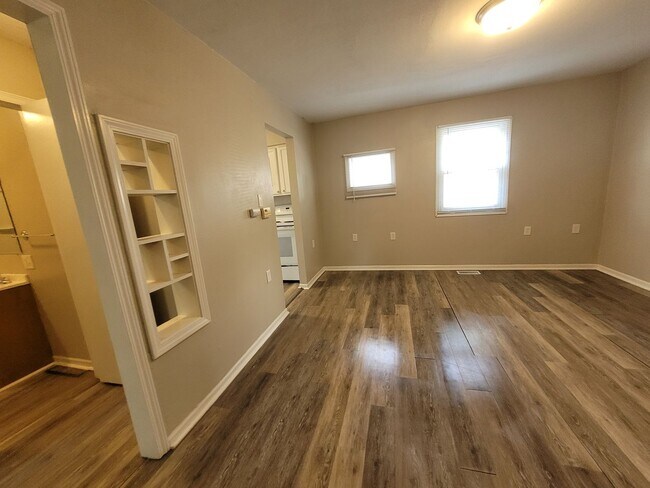 Building Photo - Cozy two bedroom home, pet friendly!