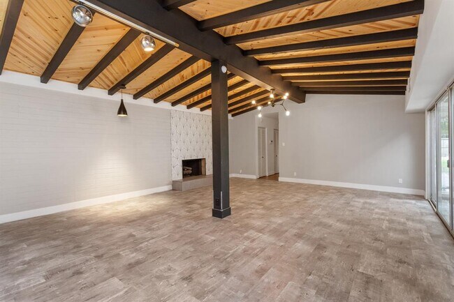 Building Photo - 10234 Hazelhurst Dr