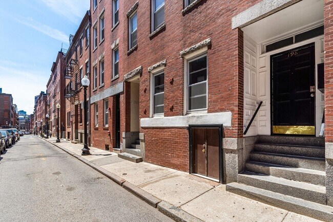 Building Photo - 198 Salem St