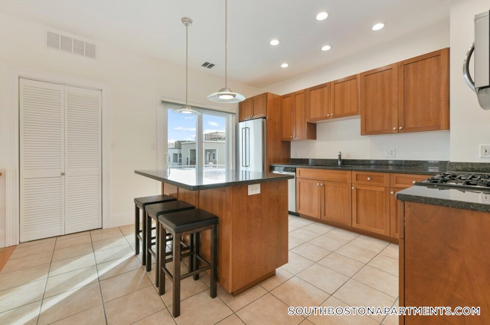 Building Photo - 467 E 8th St