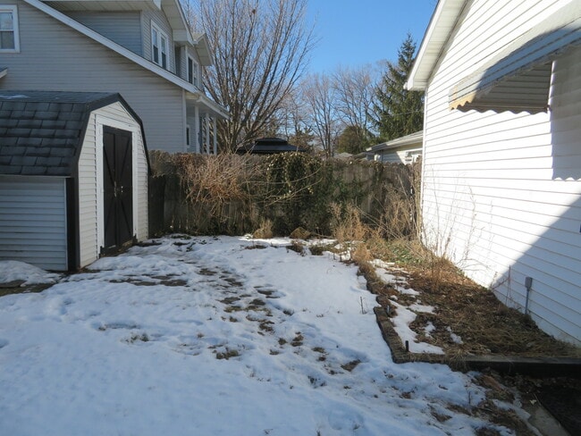 Building Photo - 6948 W Wellington Ave