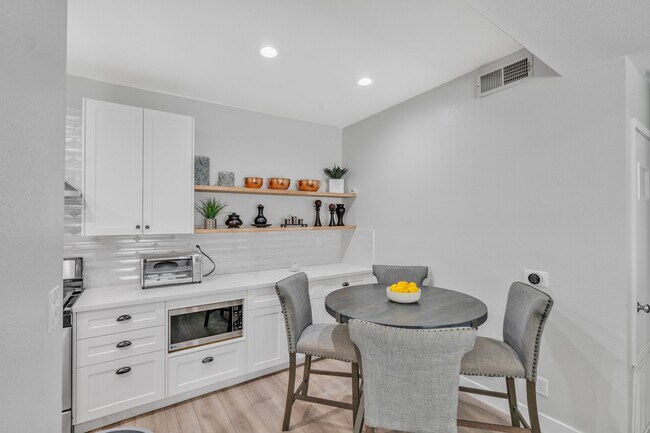 Building Photo - 433 E Tamarack Ave