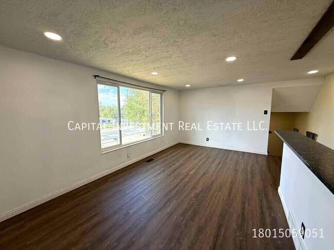 Building Photo - 1102 E Sego Lily Dr