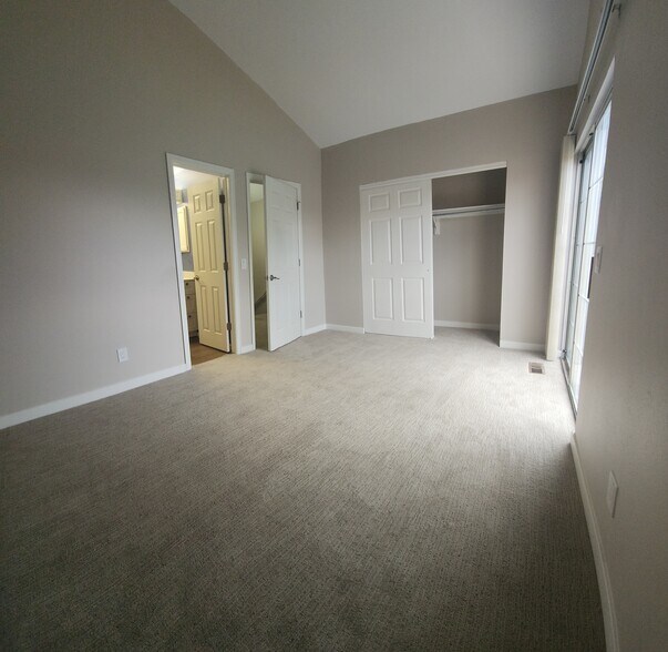 Upper Master Bed, Bath, Closet - 415 Pheasant Run